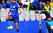 本泽马场边指挥情绪激动，申花队员怒摔水瓶