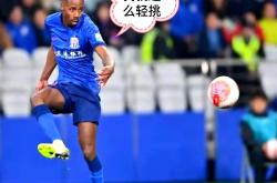 本泽马场边指挥情绪激动，申花队员怒摔水瓶