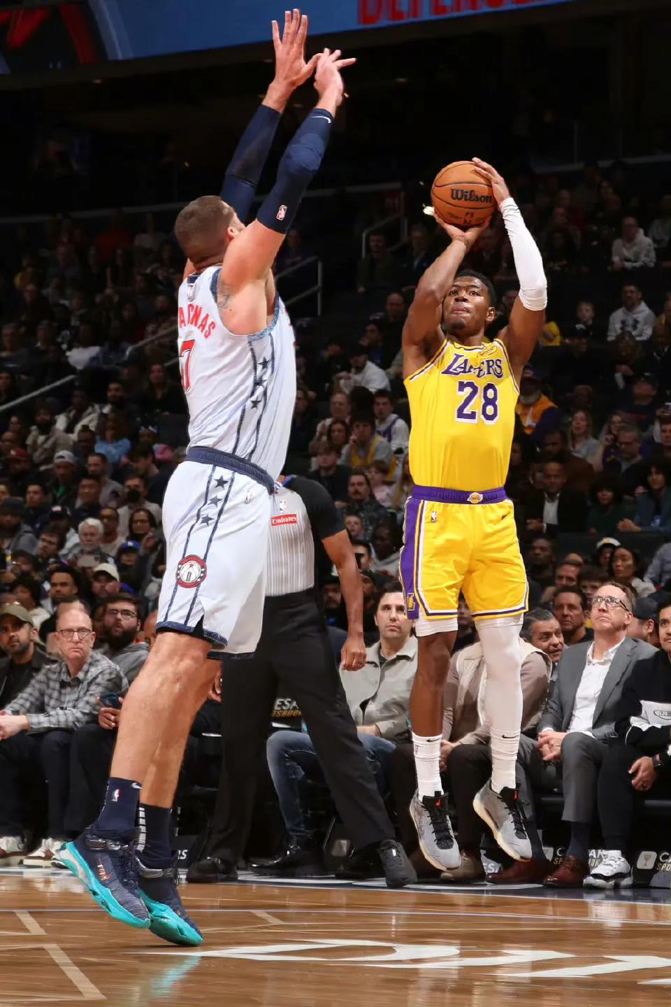 洛杉矶湖人队逆转赢球