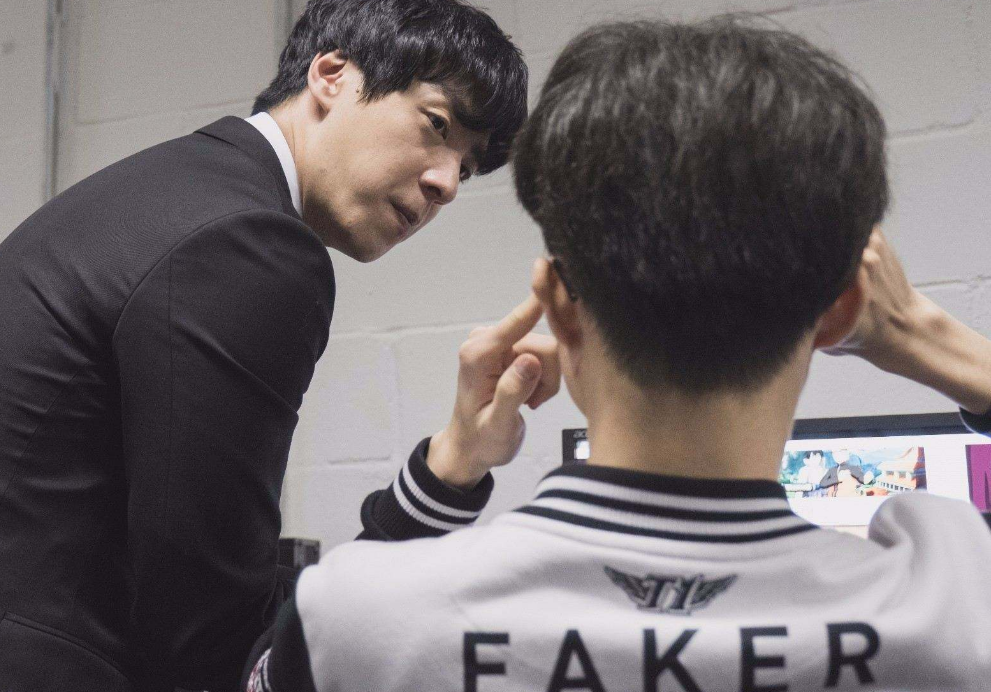 faker绷不住笑gif