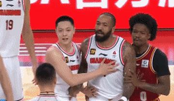 双方火爆冲突引发激烈对抗,裁判难以控制怎么办