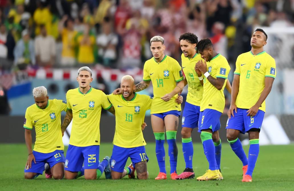 英格兰小姐助威三狮军 全身上下一块红布两